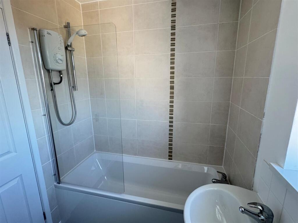74 Pydar Close Bathroom