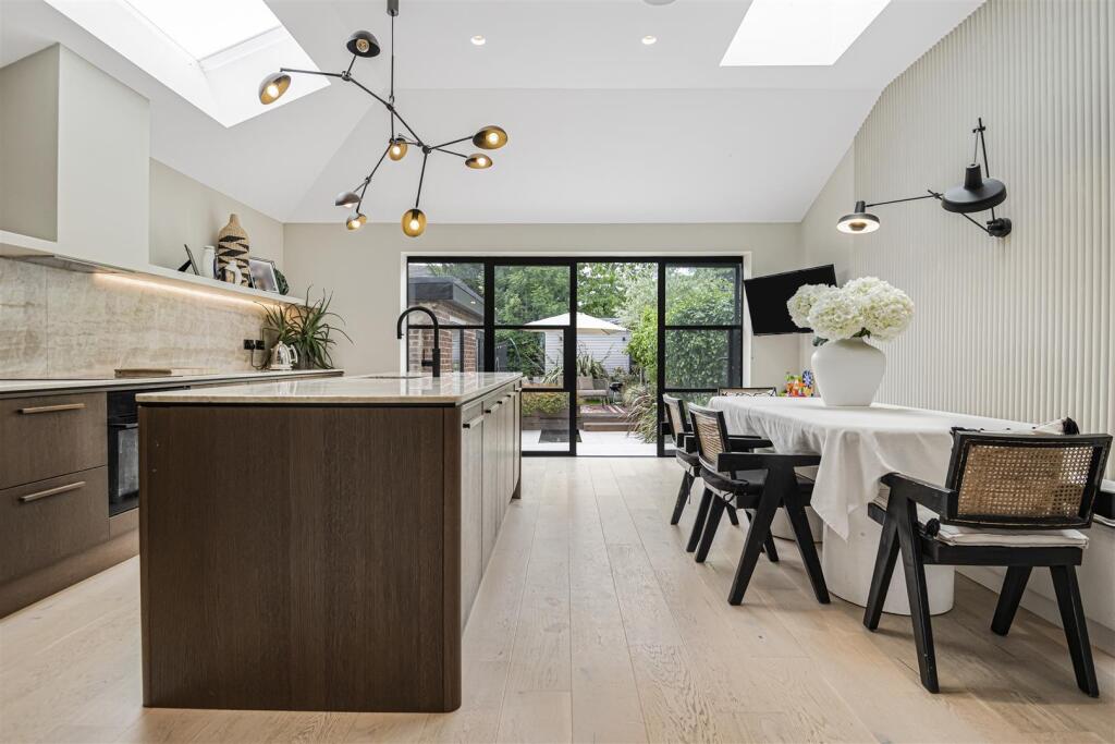 KITCHEN/DINING ROOM