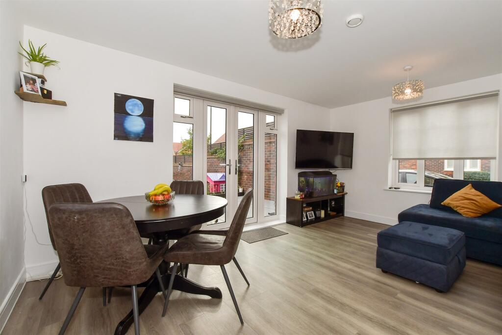Lounge/Dining Room