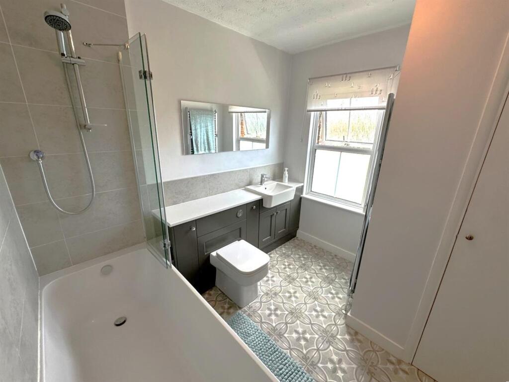 Bathroom 1.jpg