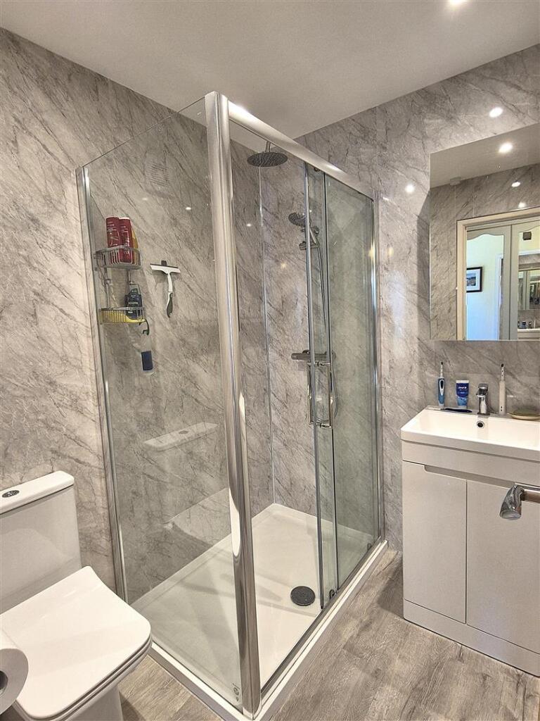 En Suite shower room .jpg