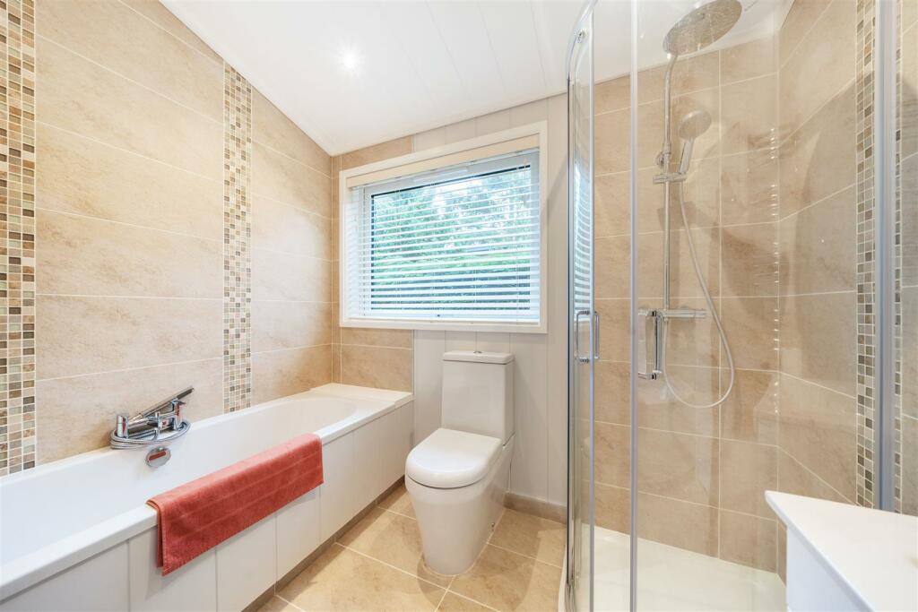 Lodge21 Bathroom.jpg