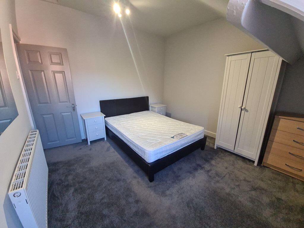 A neat and well-maintained double bedroom featu...