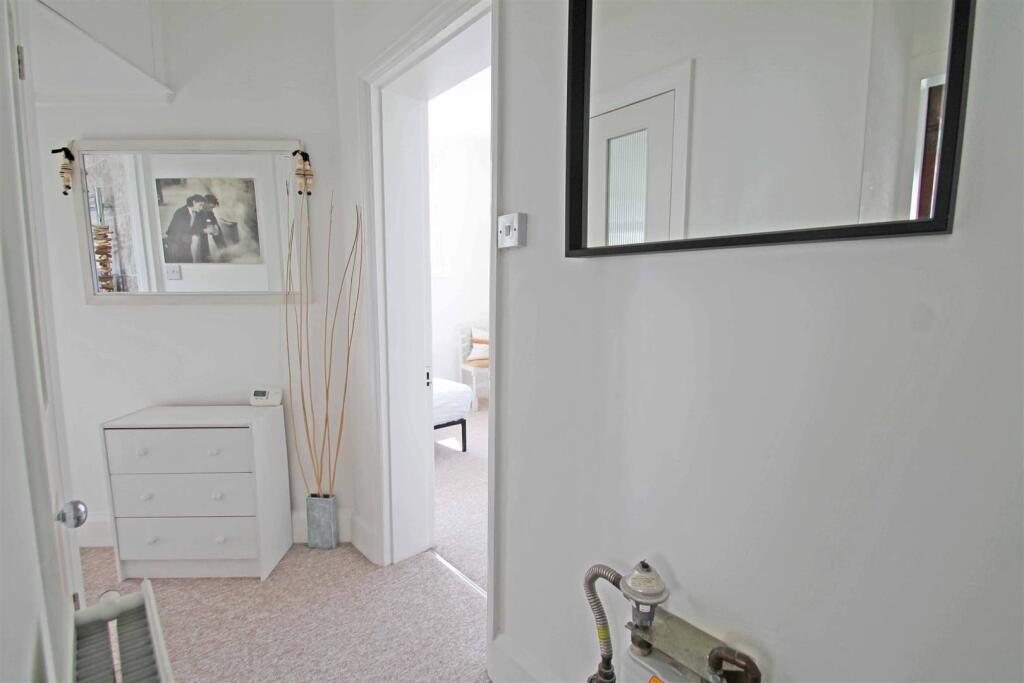 Entrance Hall/Study Area