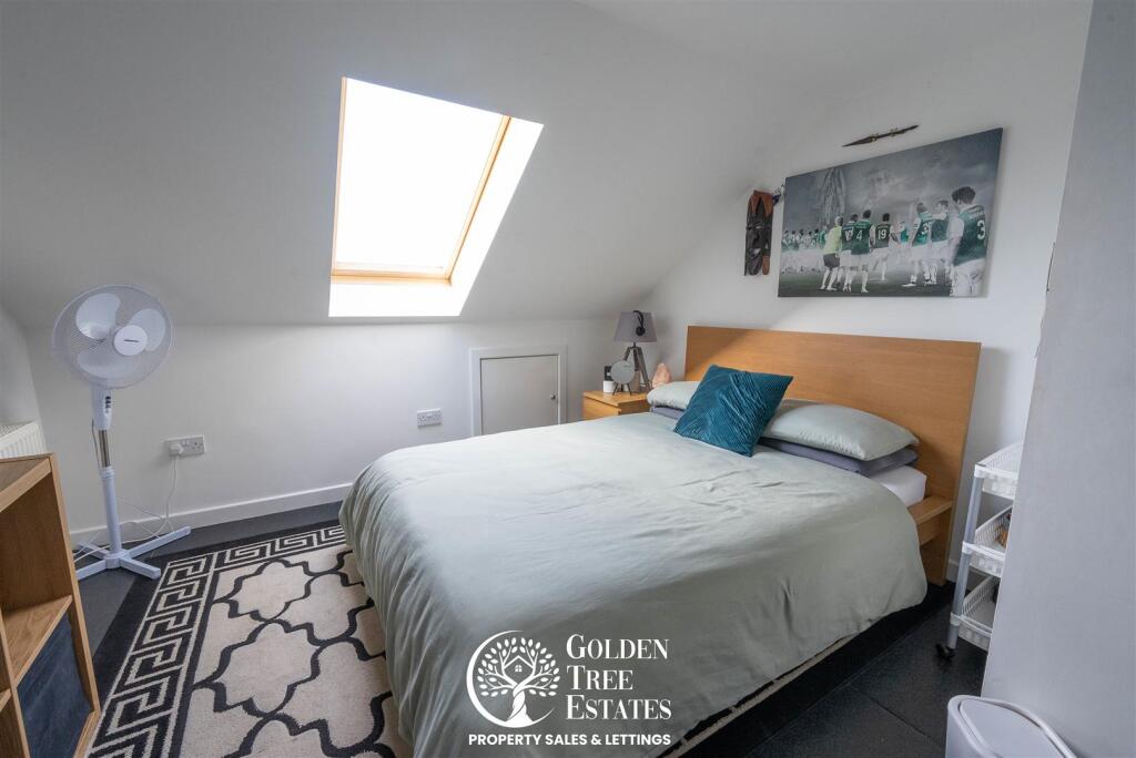 Double Garage - Bed1