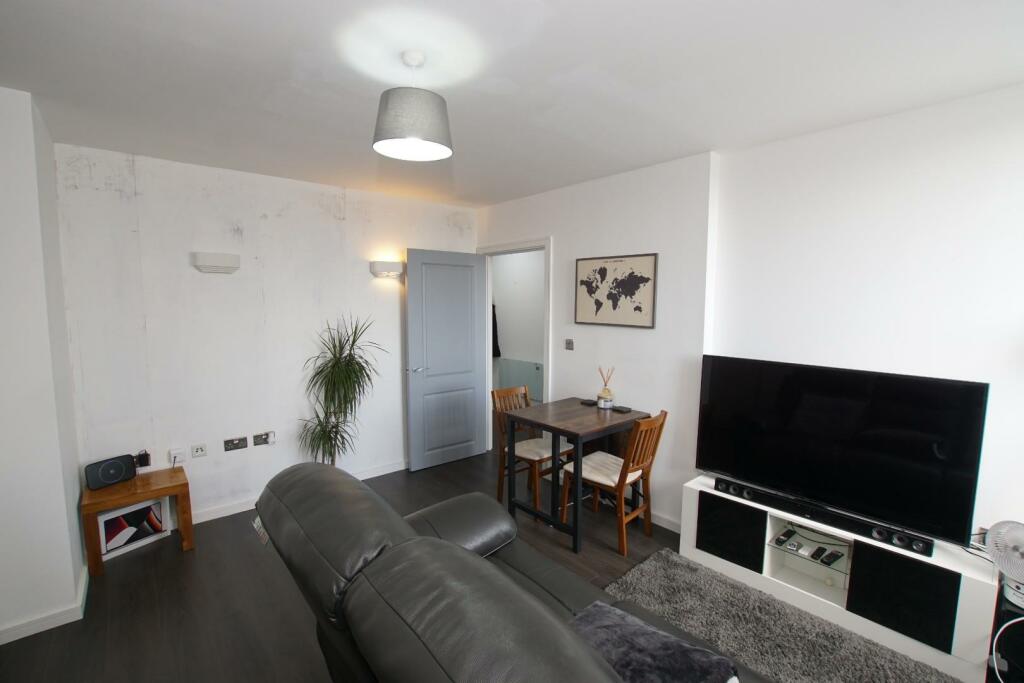 sitting room...JPG