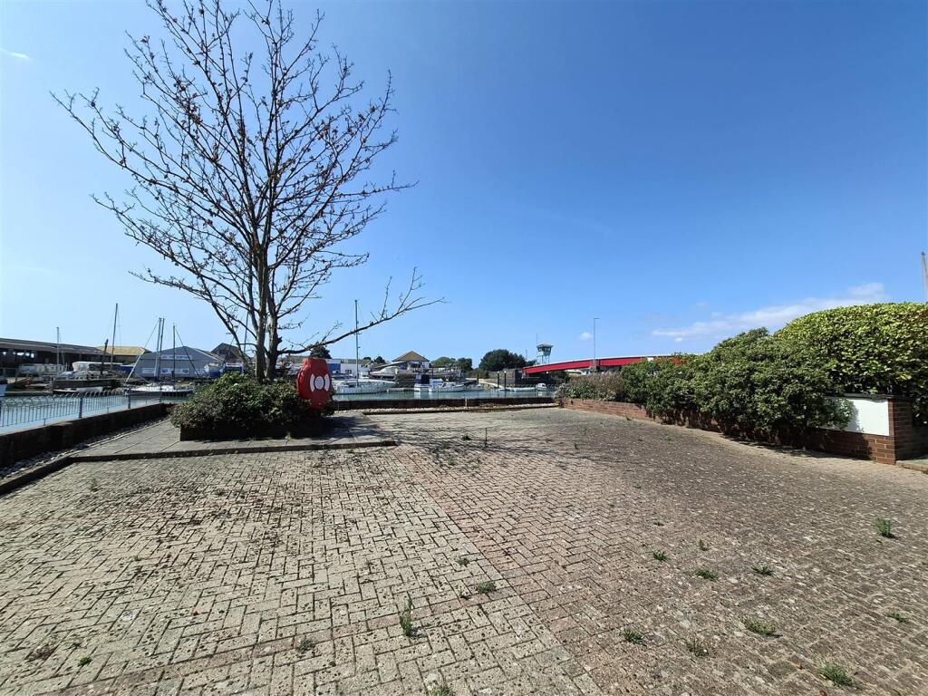 Communal Riverside Patio.jpg
