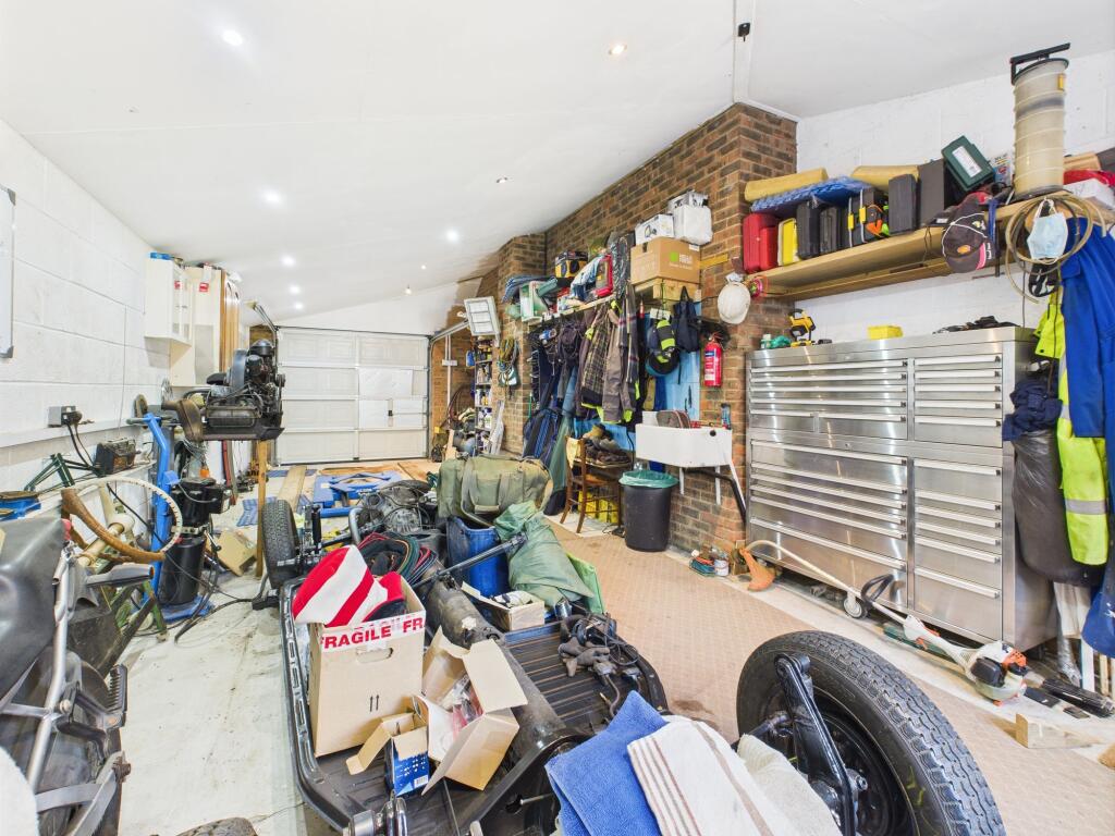 Garage/Workshop