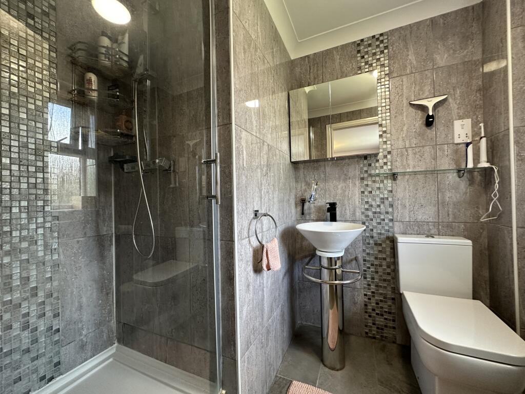Ensuite.JPG