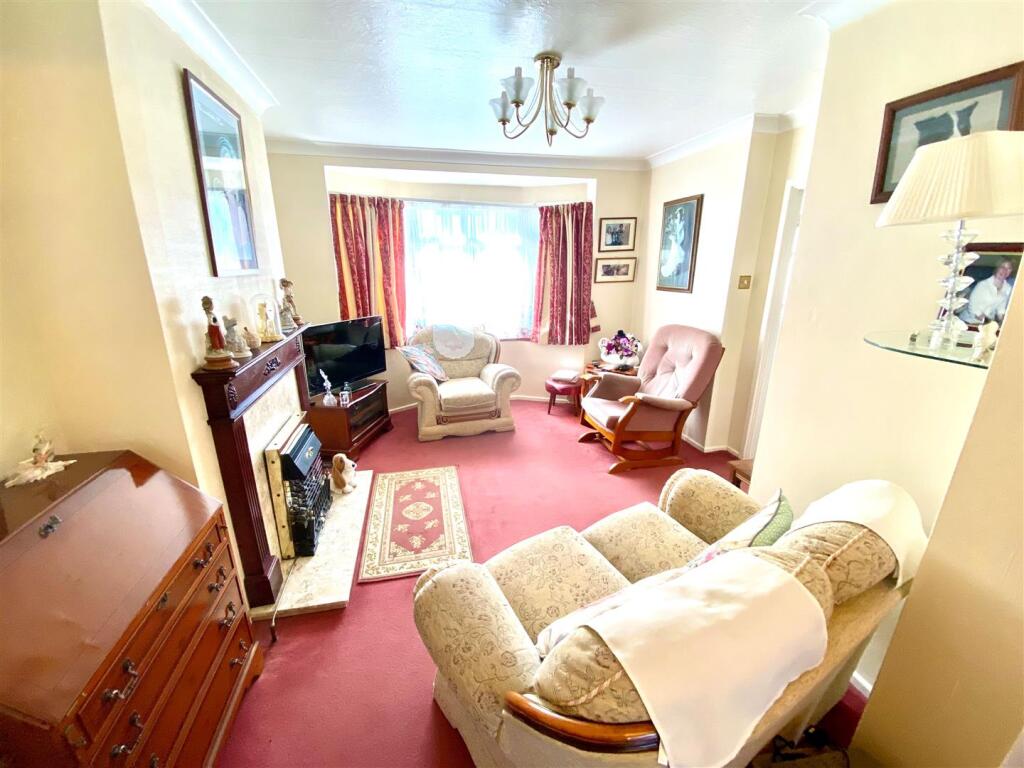 Lounge 1.jpg