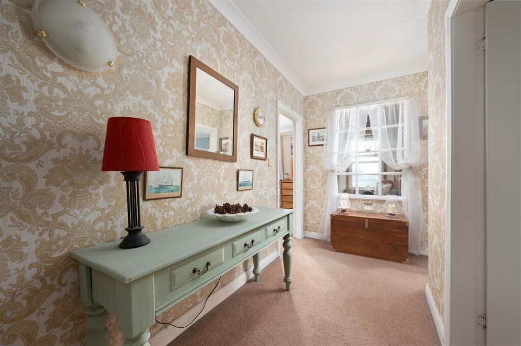 4 Preston Crescent 026.JPG