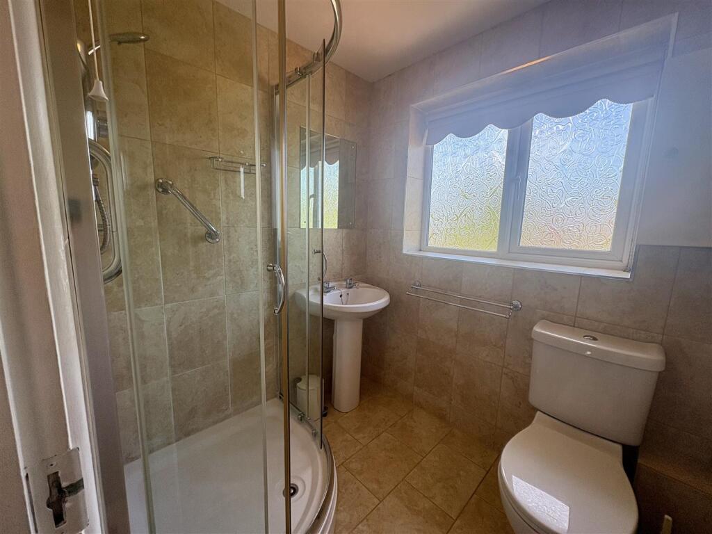 FAMILY SHOWER ROOM