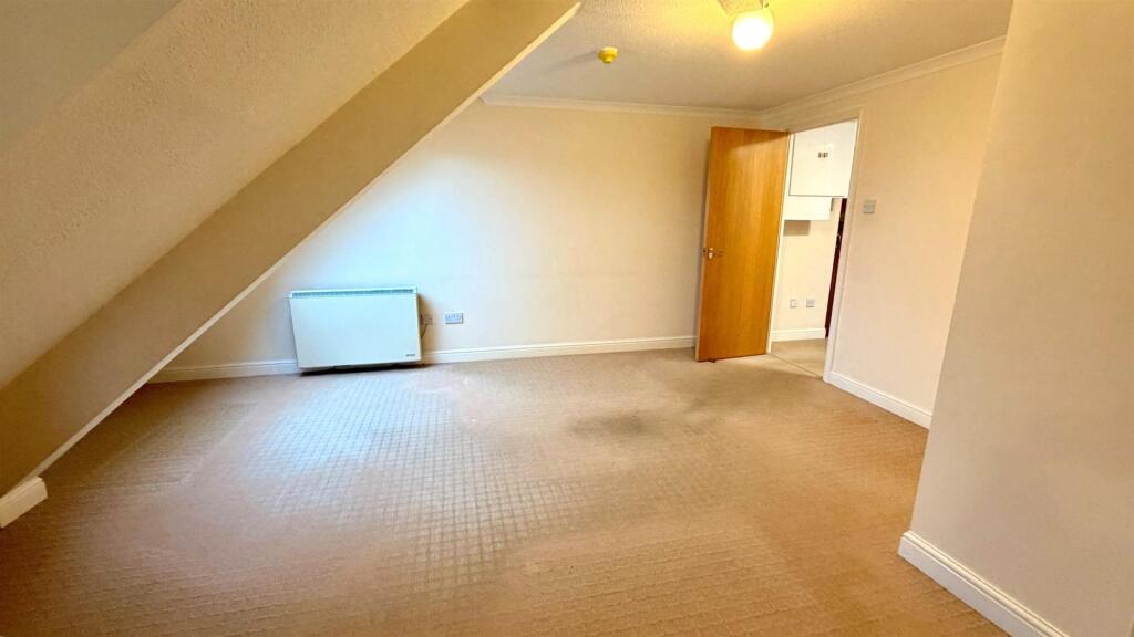 MARLBOROUGH PLACE 30 lounge pic 2.jpg