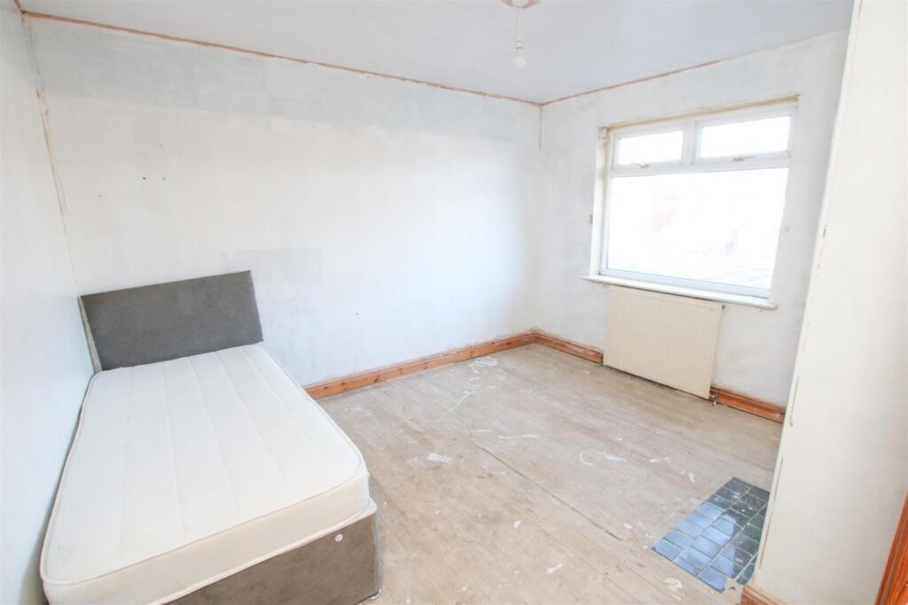 BEDROOM 2