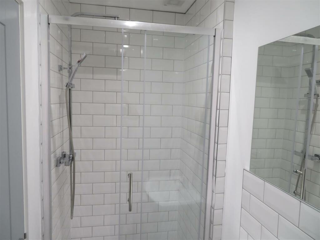 59 Manners Ensuite7.JPG