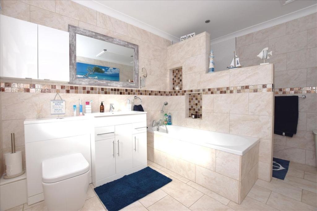 EN-SUITE BATHROOM