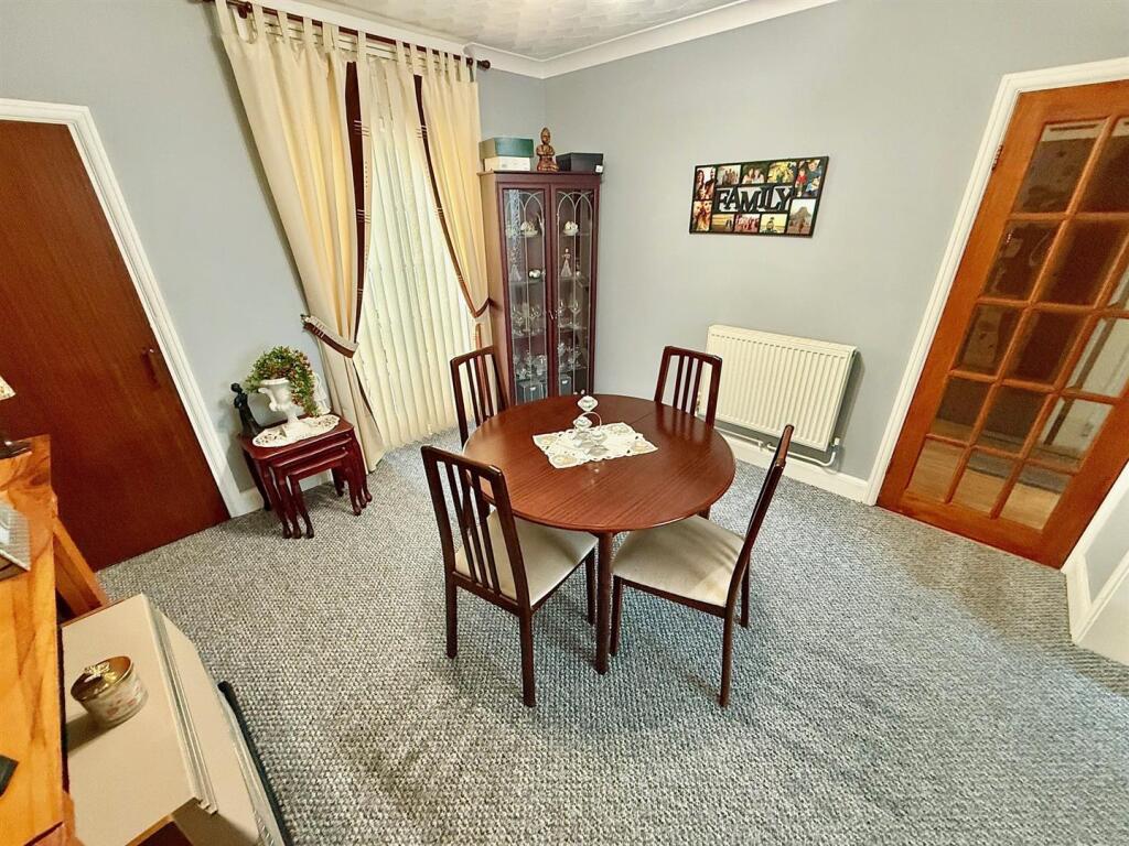 Dining room (2).jpg