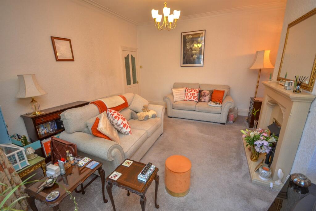 Bedroom One / Lounge