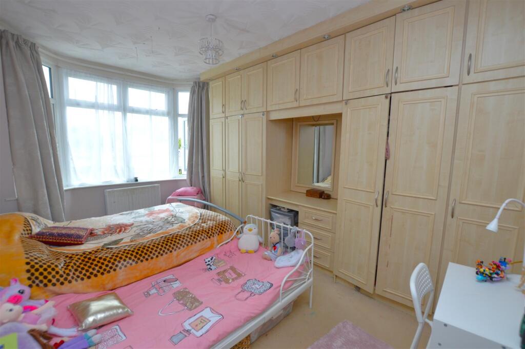 53 Hounslow Avenue bed1.JPG