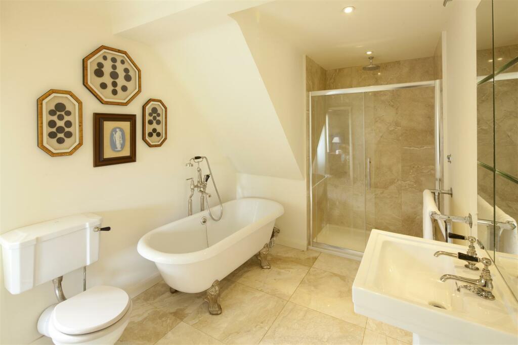 Little Mariners, guest en suite.jpg