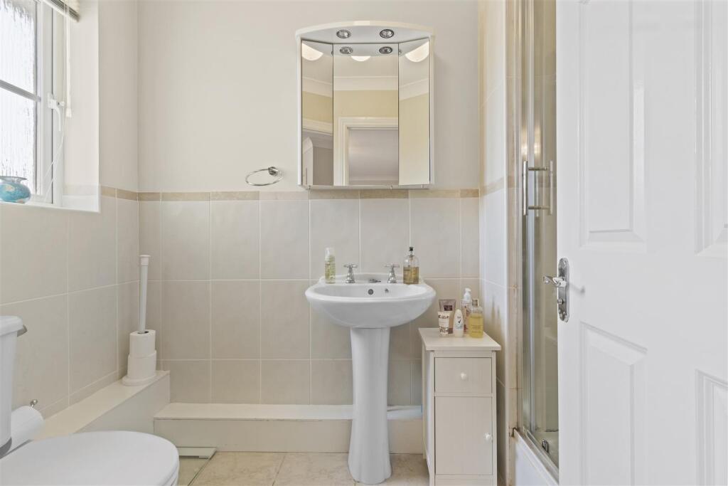 En-Suite Shower (bedroom 1)