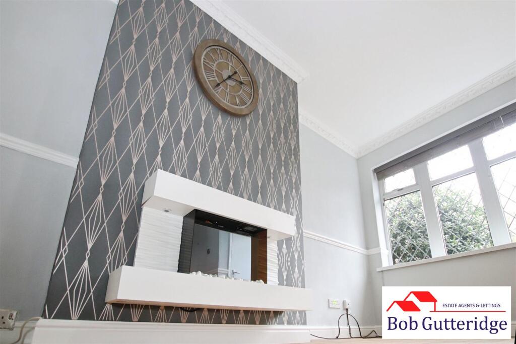 OPEN PLAN LOUNGE / DINING ROOM