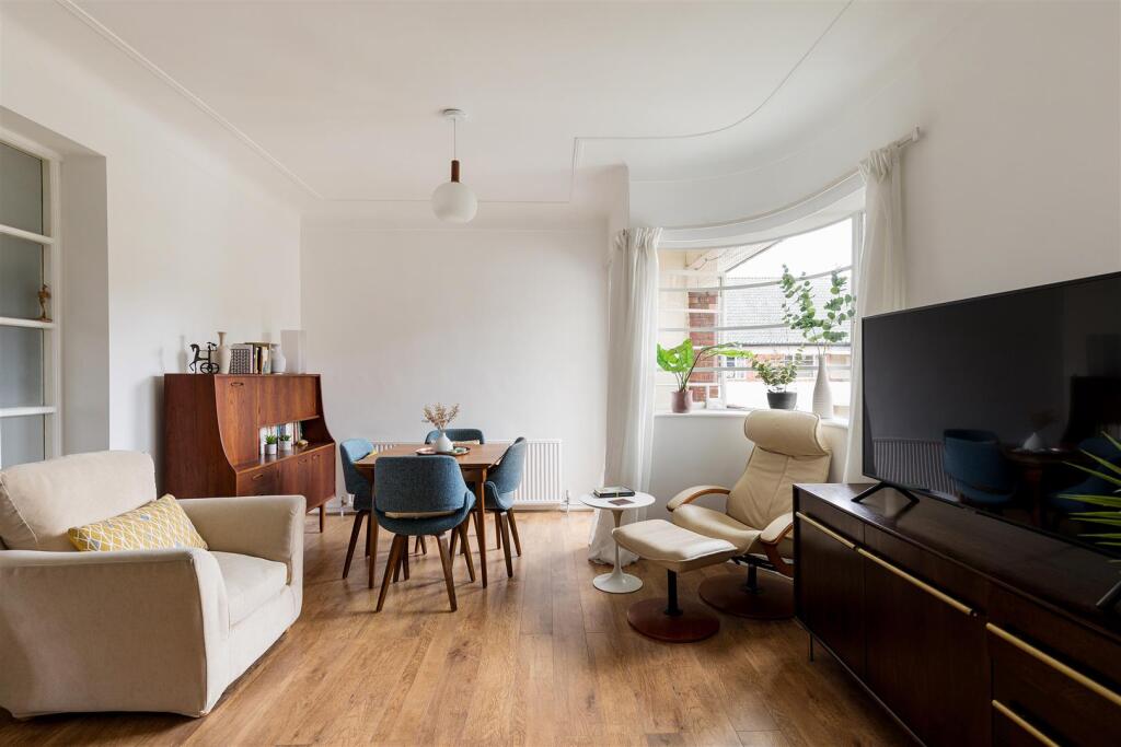 Woodford Road, E18