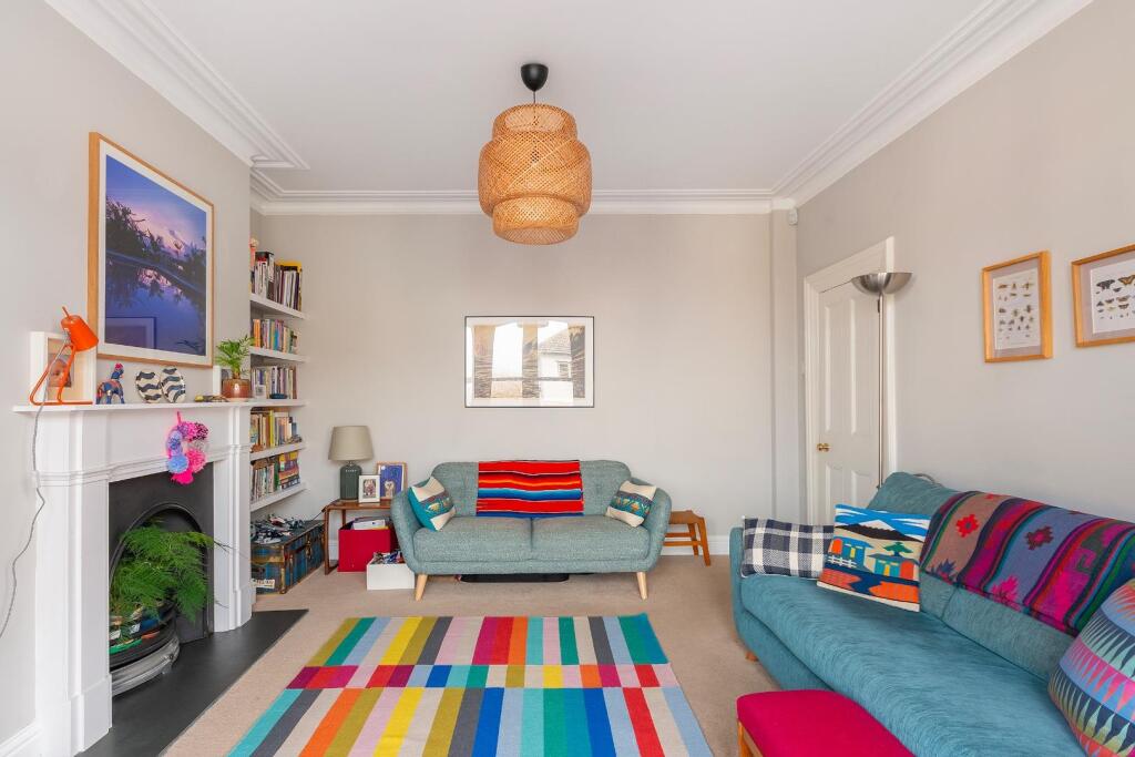 0R5RKE - Living Room C.jpg