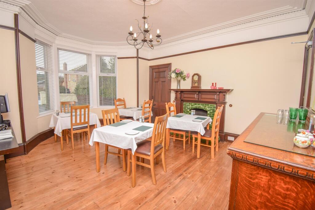 DINING ROOM-2.jpg