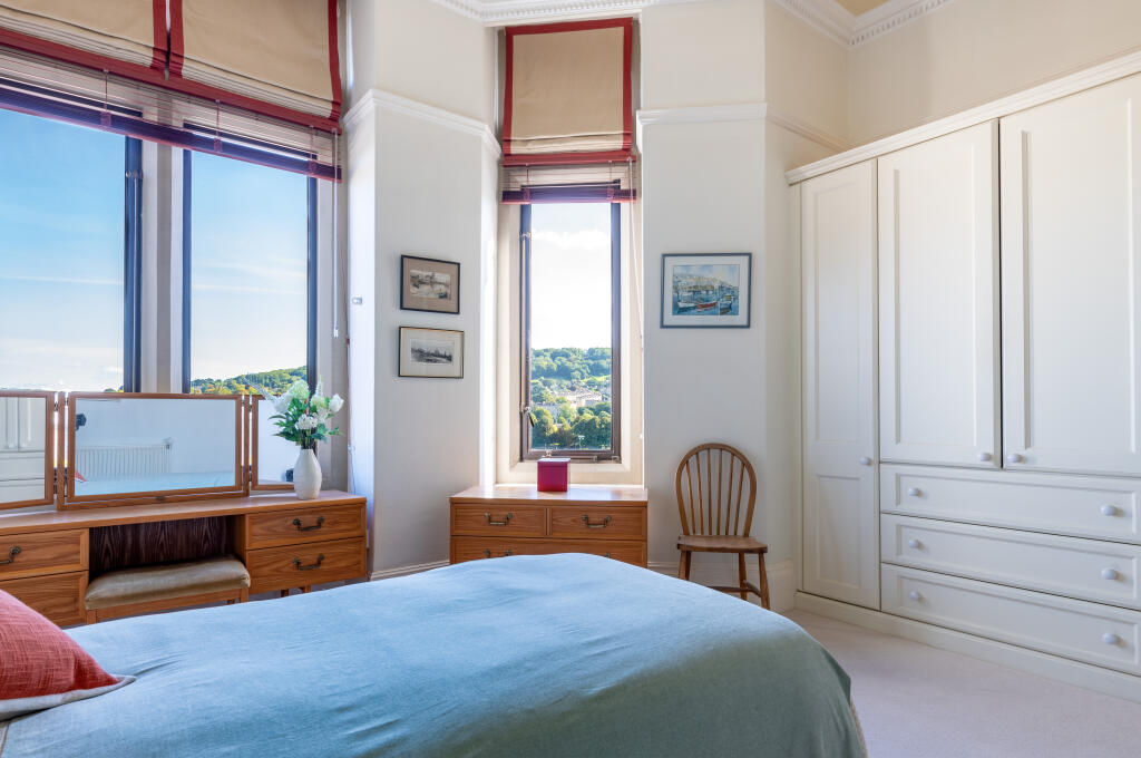 Dual aspect king sized bedroom