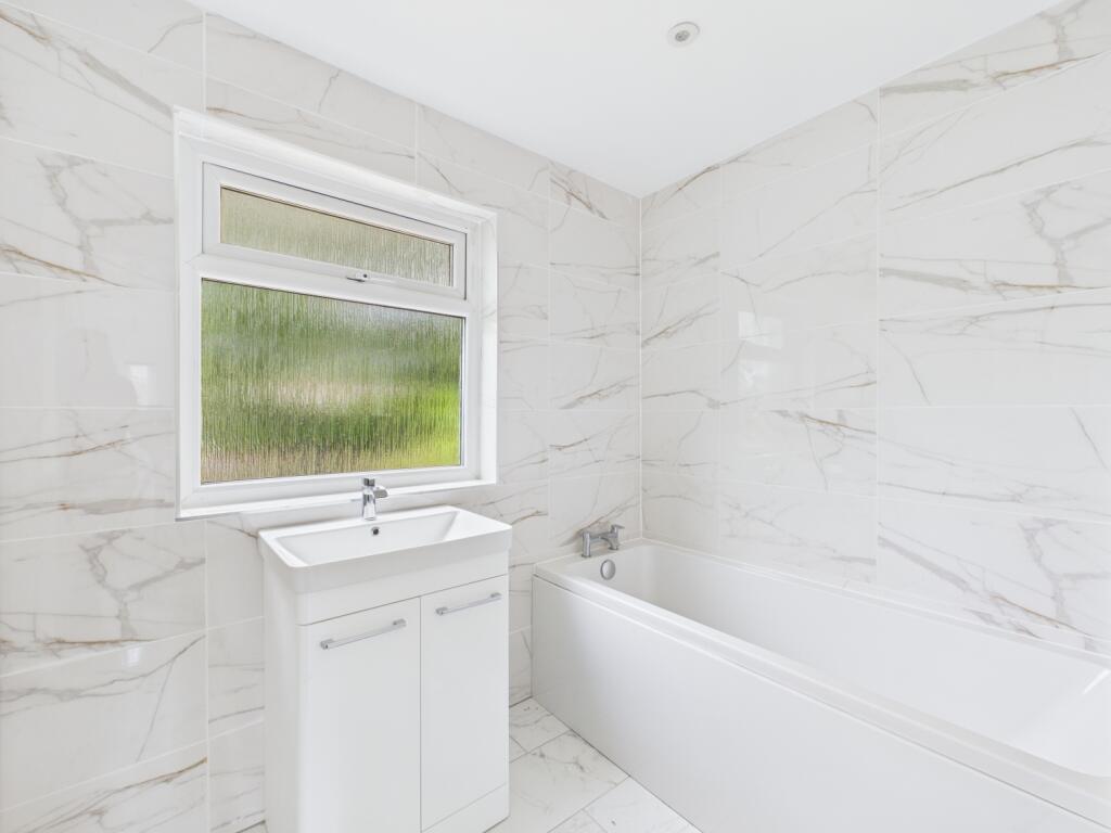 CAM03729G0-PR0100-STILL015