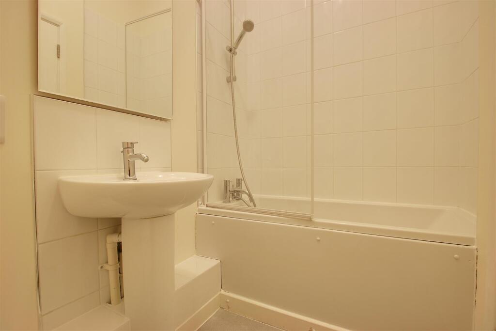 flat 3 bathroom.jpg