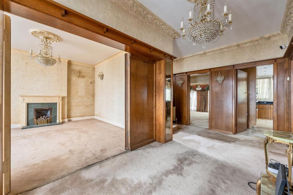 Hermitage Close, E18