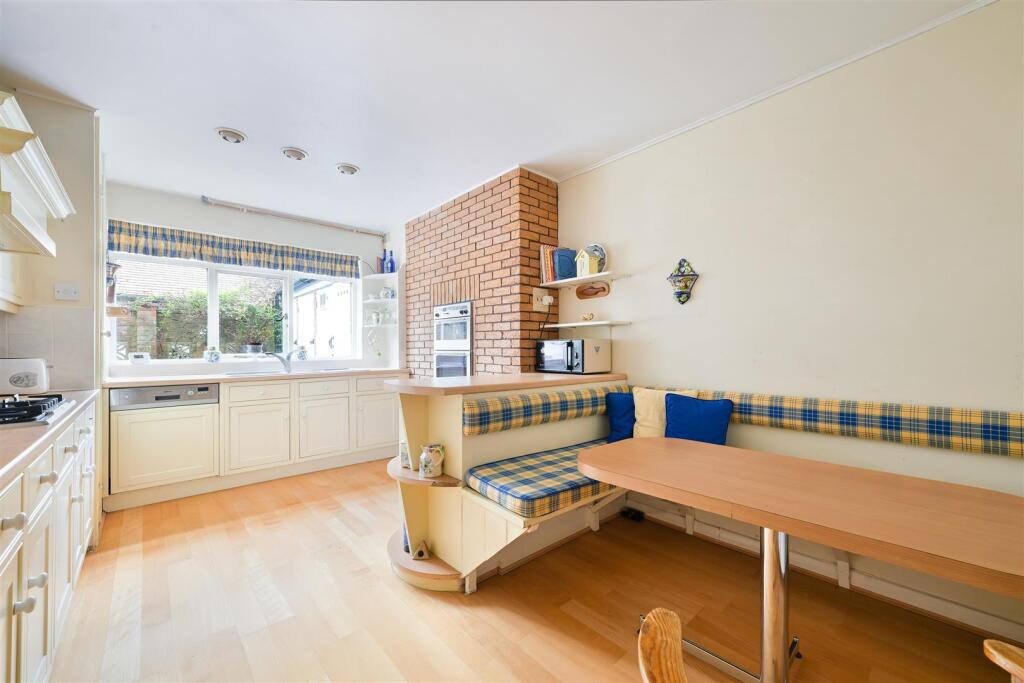 WALTON HEATH COTTAGE- (10).jpg