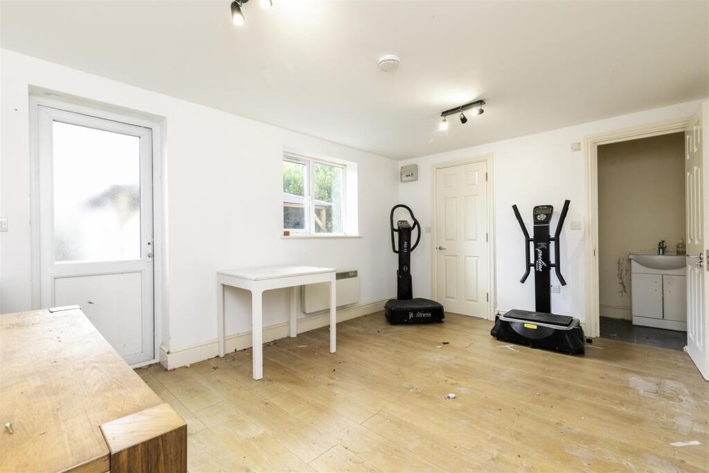 34 Hale Grove Gardens -19.jpg