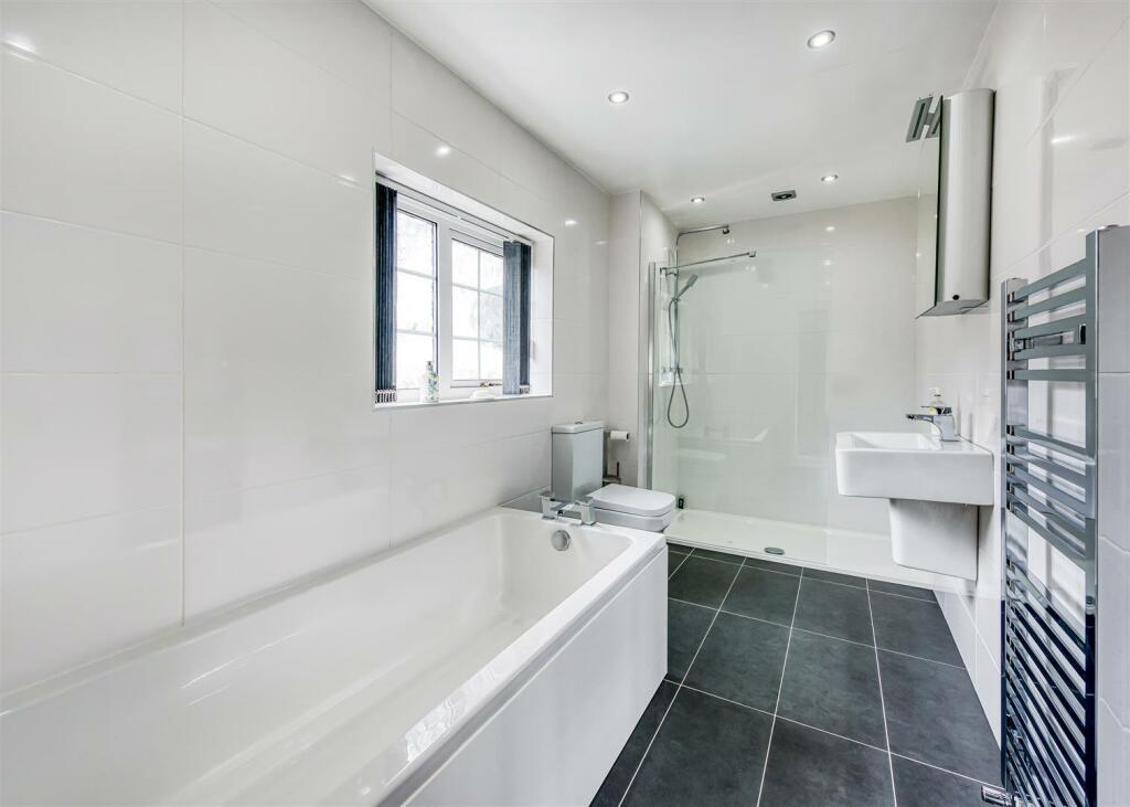 3 Greenhill Court-bathroom.jpg