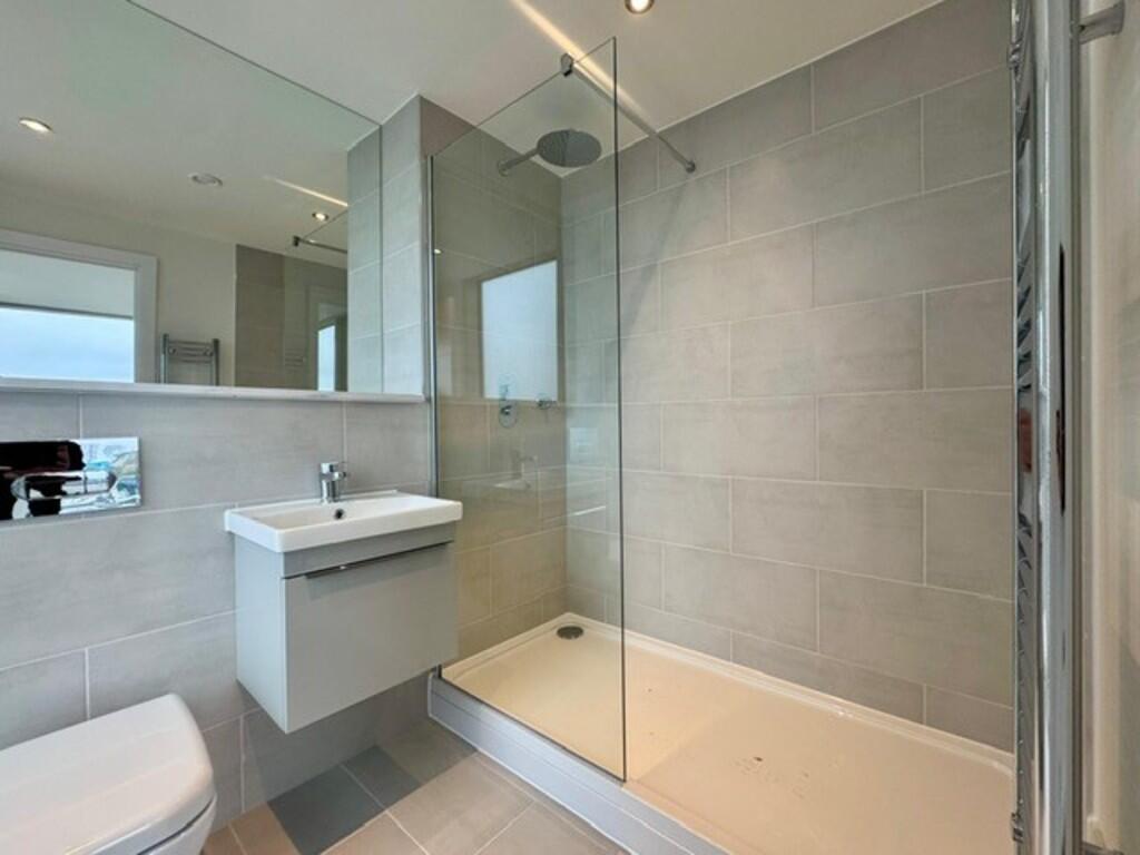en suite main bed