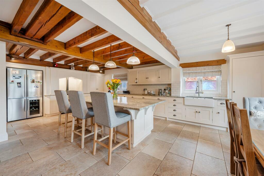 Kitchen with Breakfast Bar