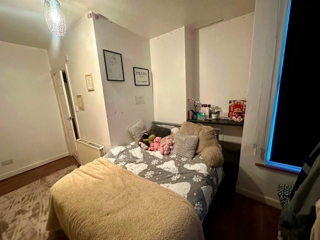 A cozy double bedroom featuring a comfortable b...