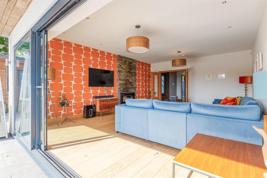 A25 - Bascombe Road, Brixham, Eastleigh House - 25