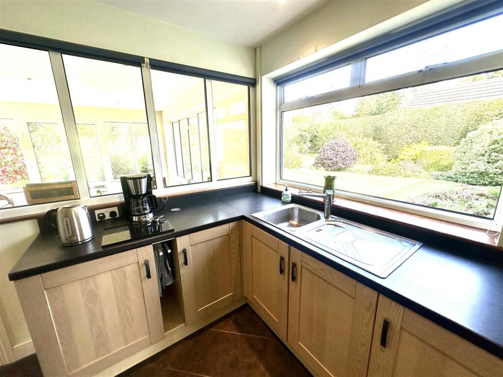 KITCHEN/BREAKFAST ROOM