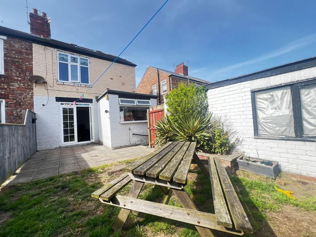 ENCLOSED REAR GARDEN