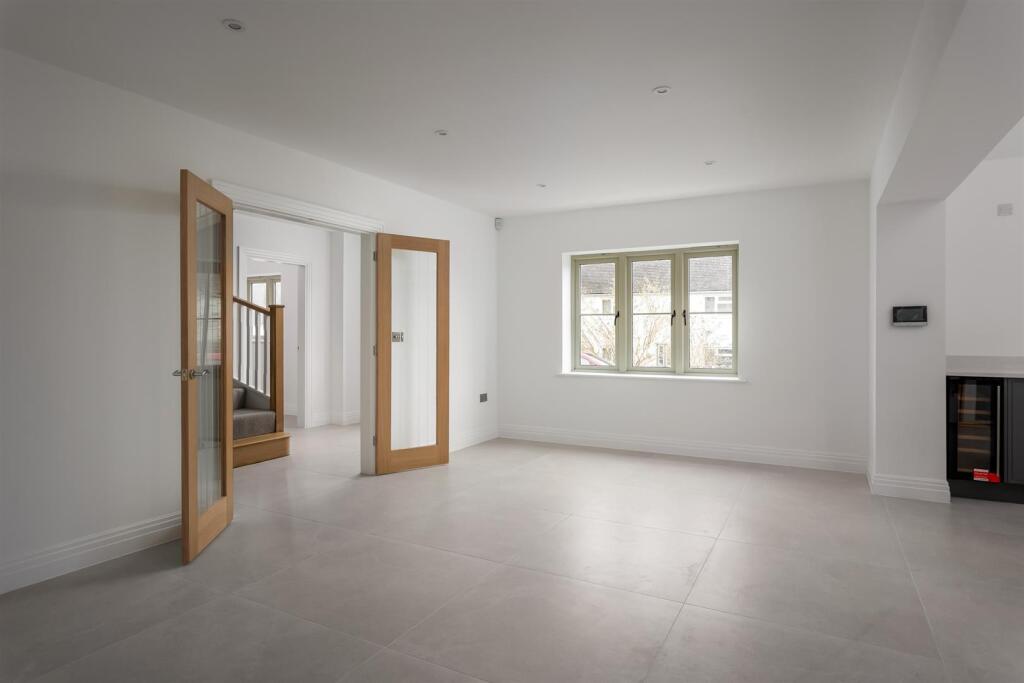 27 - Baddeley House - GL54 4NE - Web.jpg