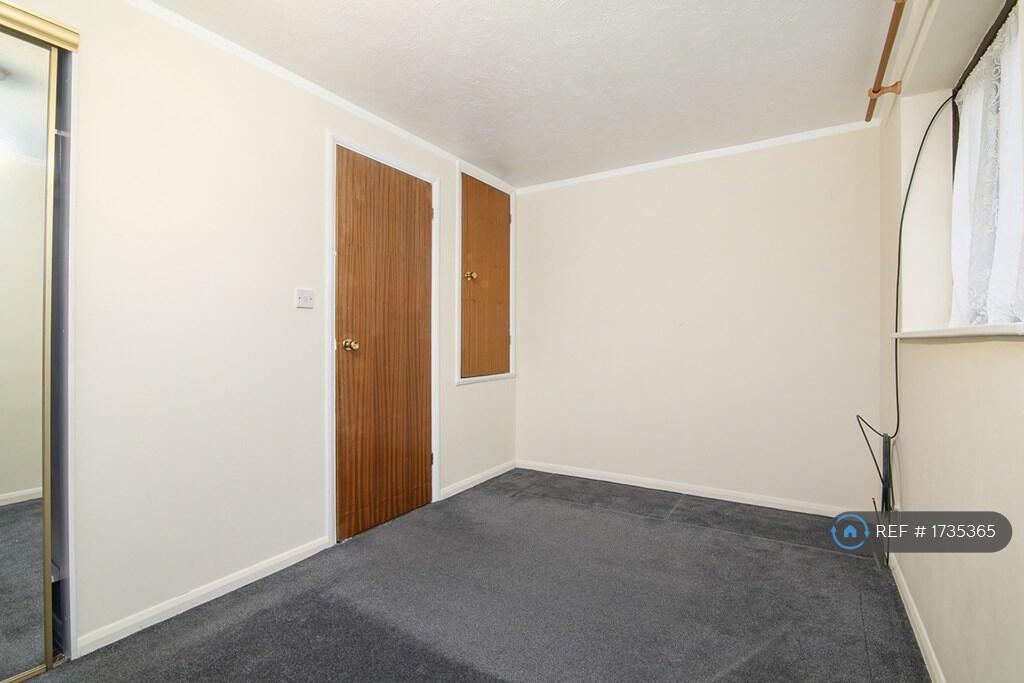 Bedroom With Inbuilt Storage (Double Room)