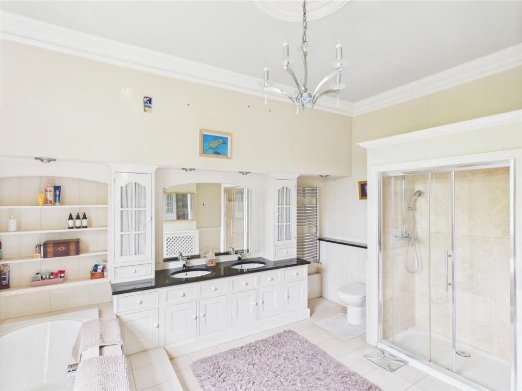 Family Bathroom 2