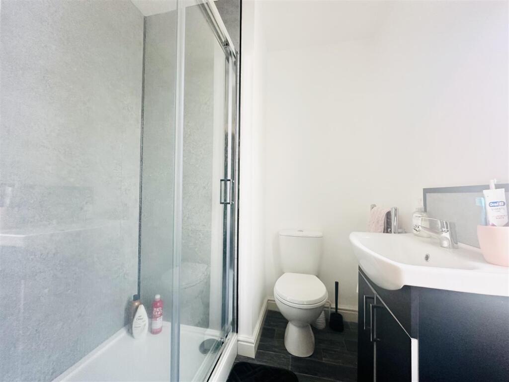 En suite to bedroom 1