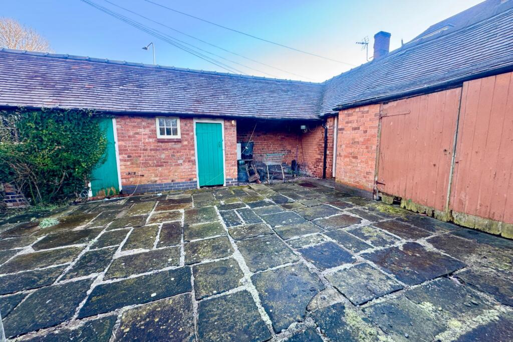 Courtyrad/Garage