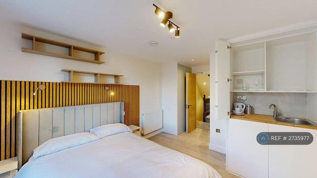 Ensuite Bedroom 2 &amp; Tea Station