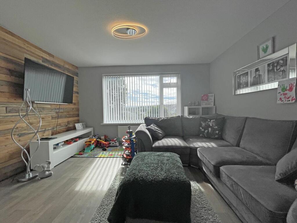 Ashford Close 29 Lounge Front.jpg