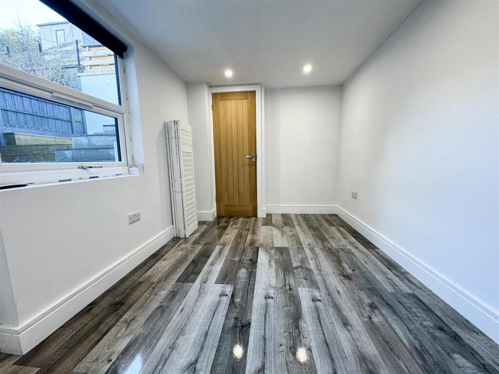 GARAGE OCCASIONAL ROOM &amp; EN SUITE SHOWER ROOM